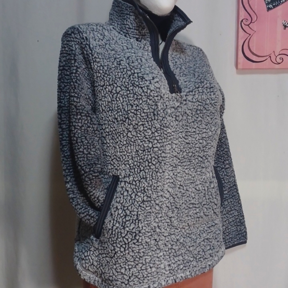 COZY SHERPA PULLOVER SIZE XL IN A BEAUTIFUL GRAY AND BLACK FAUX FUR POLYESTER